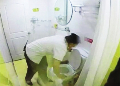 酒店浴巾擦馬桶,用的不是洗衣粉是火堿嗎？